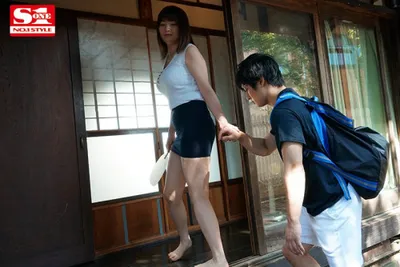 Anh chàng nứng lồn cục thịt khi nhìn trộm em họ ngoại tình với chồng