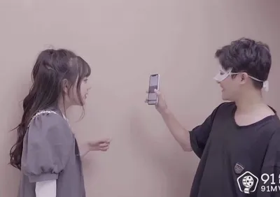 Tống nhân tình tình khi phát hiện clip thẩm du trên điện thoại