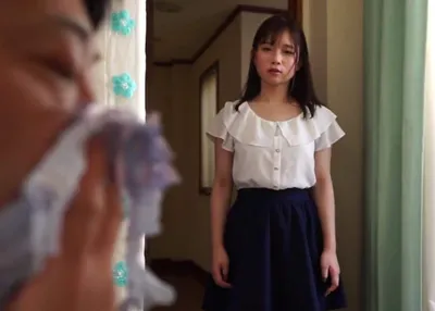 Công chúa phát hiện bố dượng biến thái ngửi đồ lót của mình