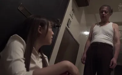 Cãi nhau với anh xã, vợ yêu được bác nhà sát bên tốt bụng an ủi