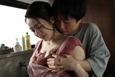 Cậu con trai ở nhà nện mẹ kế trong khi bố đã đi làm ăn xa