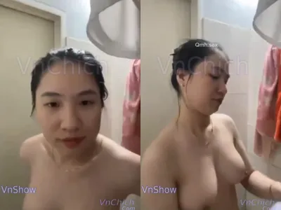 Gái vú bự, vừa call với gấu vừa tắm