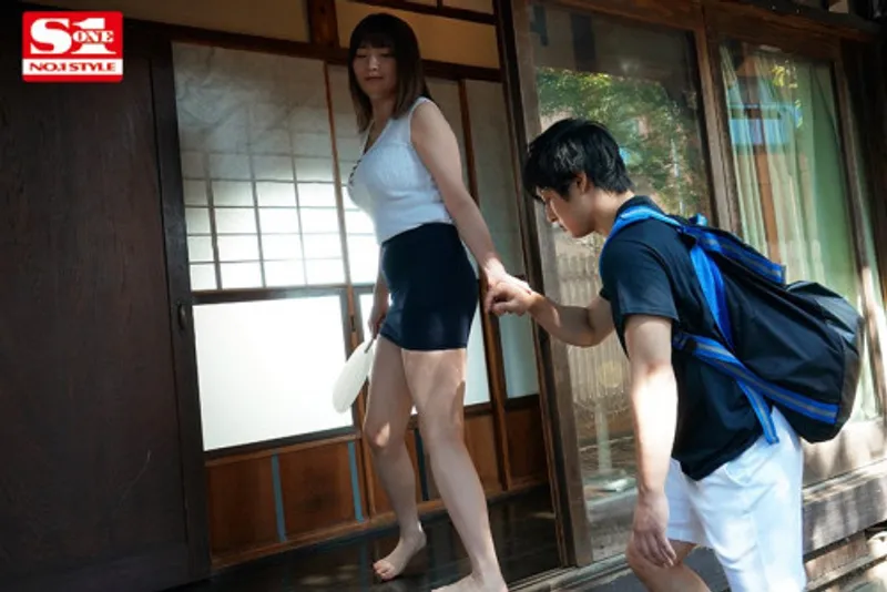 Anh chàng nứng lồn cục thịt khi nhìn trộm em họ ngoại tình với chồng