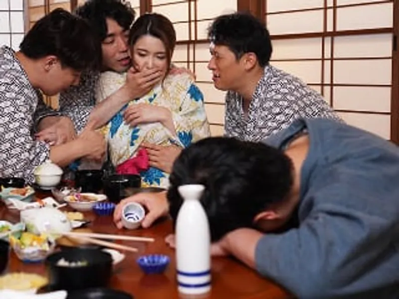 đưa cô vợ đi suối nước nóng, ông chồng không biết cô vợ bị người khác làm tình sấp mặt