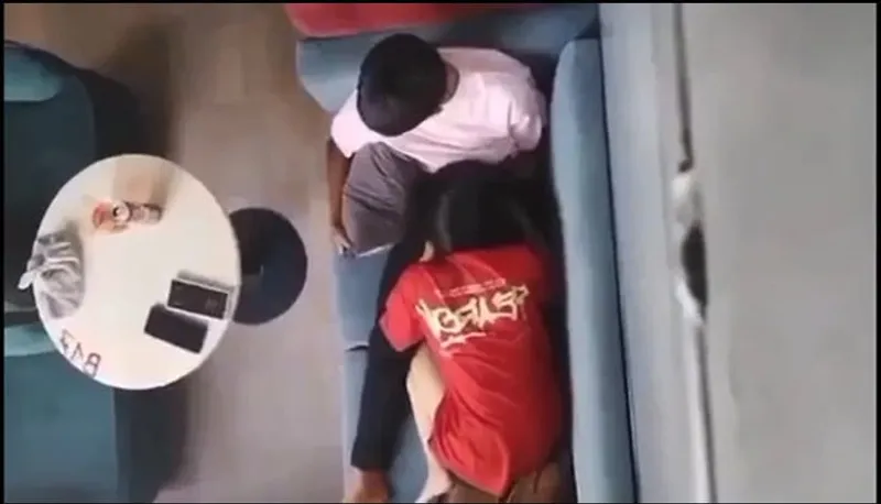 Quay lén em ghệ bú mút cho eny nơi công cộng