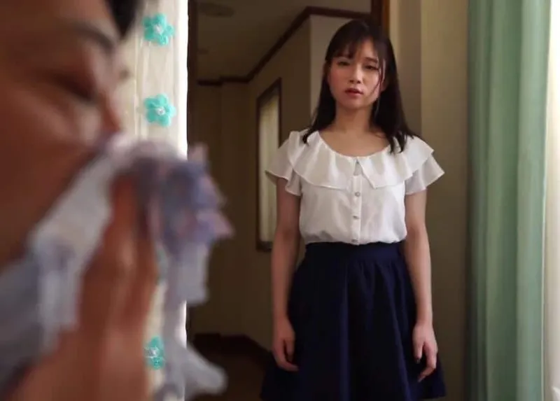 Công chúa phát hiện bố dượng biến thái ngửi đồ lót của mình