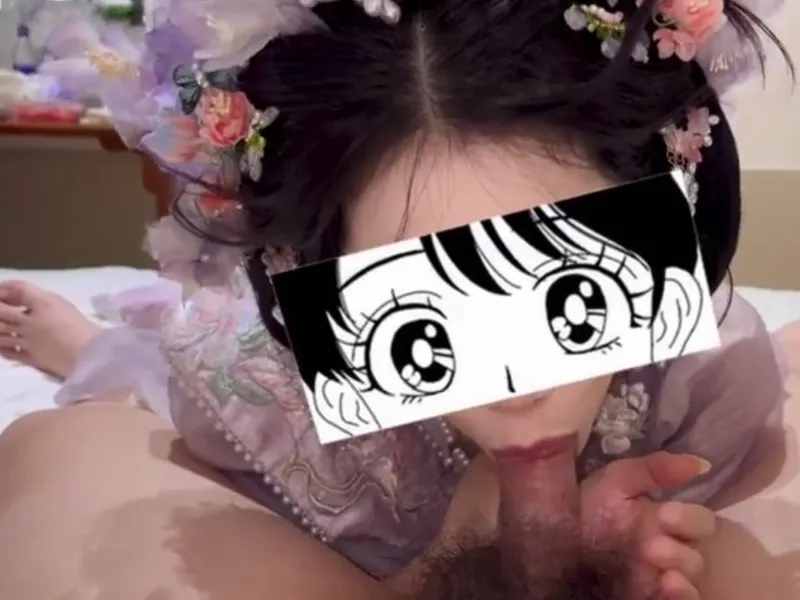 Gái xinh trong bộ đồ tí tẹo liếm củ khoải cực đã